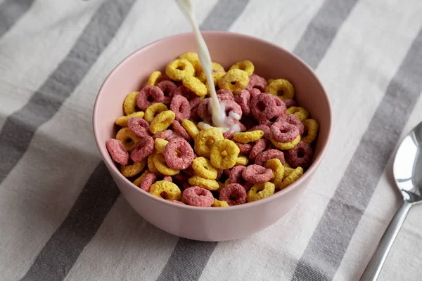 Boucles Céréales Colorées Avec Lait Entier Pour Petit Déjeuner — Photo