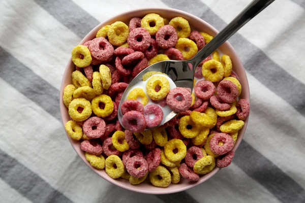 Colorful Cereal Loops Whole Milk Breakfast 위에서 위에서 위에서 — 스톡 사진