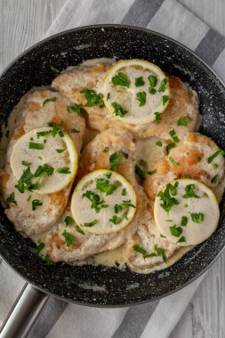 Ev yapımı kremalı limonlu tavuk, en iyi manzara. Dümdüz, tepeden, yukarıdan.