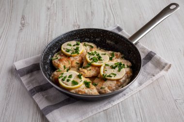 Tavada ev yapımı kremalı limonlu tavuk, yan manzara..