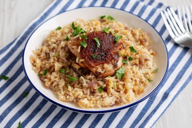 Tabakta ev yapımı Paprika Tavuk ve Pirinç..