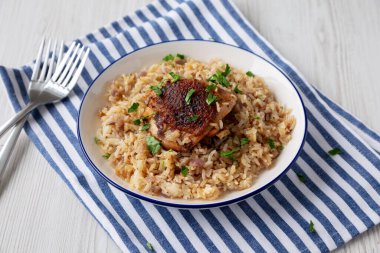 Tabakta ev yapımı Paprika Tavuk ve Pirinç..