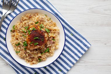 Tabakta ev yapımı Paprika Tavuk ve Pirinç, üst manzara. Dümdüz, tepeden, yukarıdan. Boşluğu kopyala.