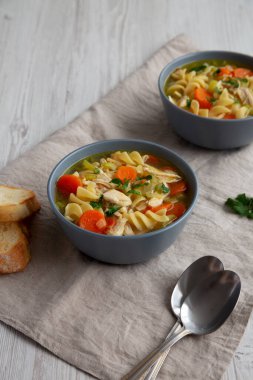 Ev yapımı Tavuk Eriştesi Çorbası, yan manzara.. 