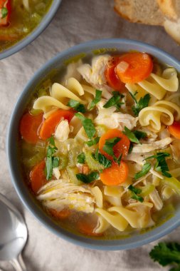 Ev yapımı Tavuk Erişte Çorbası, üst manzara. Dümdüz, tepeden, yukarıdan.