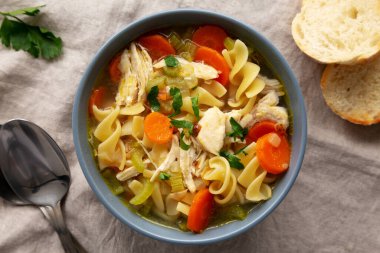 Ev yapımı Tavuk Erişte Çorbası, üst manzara. Dümdüz, tepeden, yukarıdan. Yakın plan..