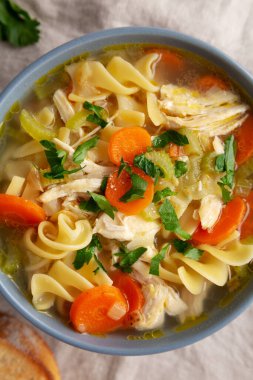 Ev yapımı Tavuk Erişte Çorbası, üst manzara. Dümdüz, tepeden, yukarıdan.