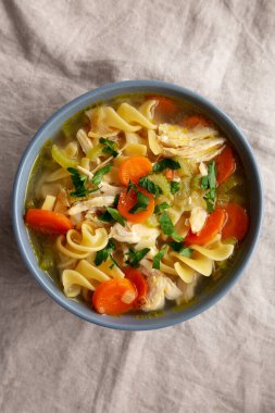 Ev yapımı Tavuk Erişte Çorbası, üst manzara. Dümdüz, tepeden, yukarıdan.