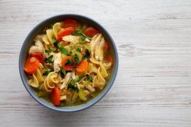 Ev yapımı Tavuk Erişte Çorbası, üst manzara. Dümdüz, tepeden, yukarıdan. Boşluğu kopyala.