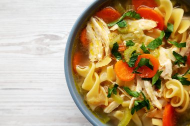 Ev yapımı Tavuk Erişte Çorbası, üst manzara. Dümdüz, tepeden, yukarıdan. Metin için boşluk.