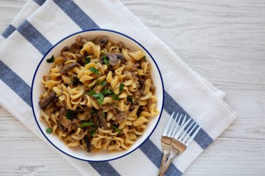 Tabakta mantar ve erişteli Ev Yapımı Bir Tava Biftek Stroganoff. Boşluğu kopyala.