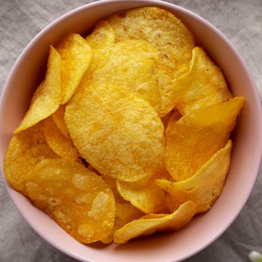 Pembe kasede taze soğan cipsi, üst manzara. Dümdüz, tepeden, yukarıdan.