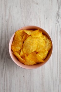 Pembe kasede taze soğan cipsi, üst manzara. Dümdüz, tepeden, yukarıdan.