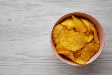 Pembe kasede taze soğan cipsi, üst manzara. Dümdüz, tepeden, yukarıdan. Boşluğu kopyala.