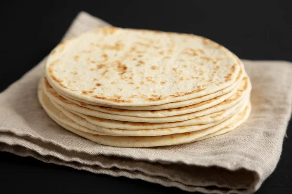 측면시야에 Wheat Flour Tortillas 클로즈업 — 스톡 사진