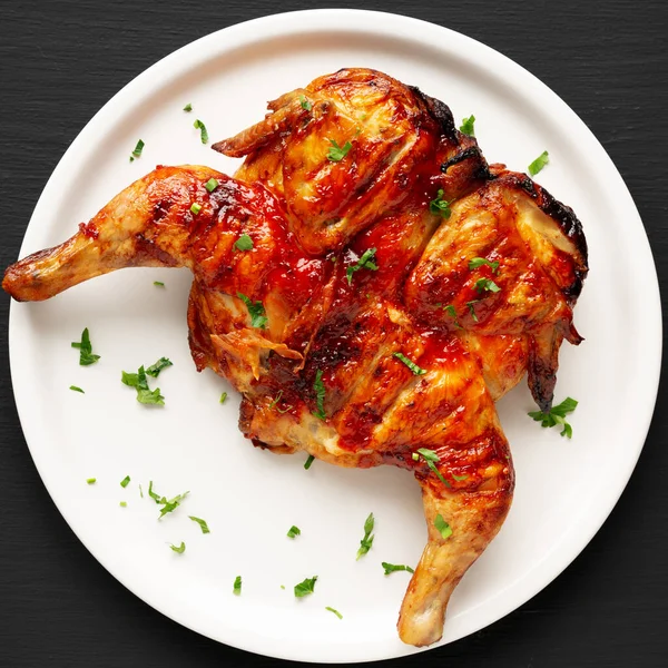 Zelfgemaakte Spatchcocked Grilled Piri Piri Chicken Met Peterselie Een Plaat — Stockfoto