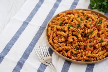 Ev yapımı kremalı domatesli karidesli Rotini Pastası ve yanında da Maydanoz. Boşluğu kopyala.