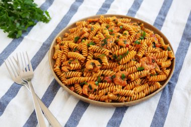 Ev yapımı kremalı domatesli karidesli Rotini Pastası..