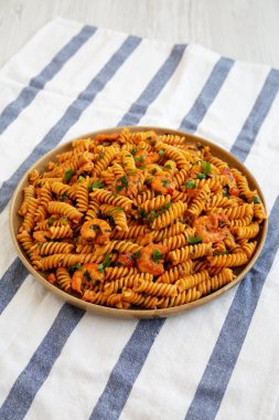 Ev yapımı kremalı domatesli karidesli Rotini Pastası.. 