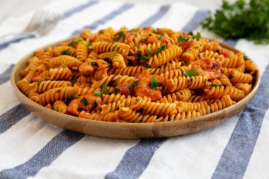 Ev yapımı kremalı domatesli, karidesli, maydanozlu, düşük açılı, maydanozlu makarna. Yakın plan..