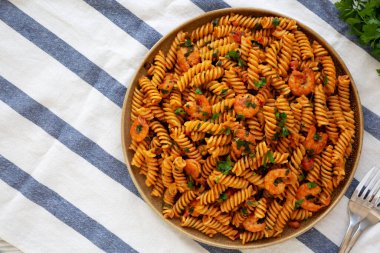 Ev yapımı kremalı domatesli karidesli Rotini Pastası. Dümdüz, tepeden, yukarıdan. Boşluğu kopyala.