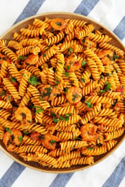 Ev yapımı kremalı domatesli karidesli Rotini Pastası. Dümdüz, tepeden, yukarıdan. Yakın plan..