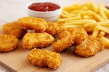 Tavuk nugget ve ketçaplı patates kızartması yemeye hazır. Yakın plan..