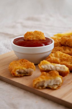 Tavuk nugget ve ketçaplı patates kızartması. Yemeye hazır, yan görüş. Yakın plan..