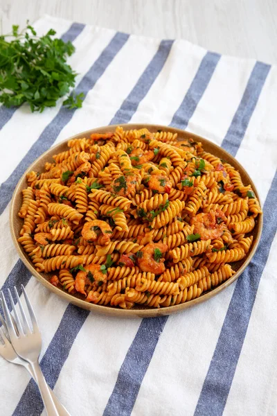 Hausgemachte Creamy Tomato Shrimp Rotini Pasta Mit Petersilie Auf Einem — Stockfoto