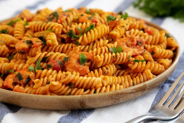 Caseiro Creamy Tomate Shrimp Rotini Pasta Com Salsa Uma Placa — Fotografia de Stock