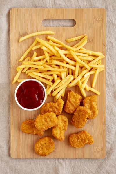 Kyllingnuggets Pommes Frites Med Ketchup Klar Til Spise Flatlokk Overhead – stockfoto