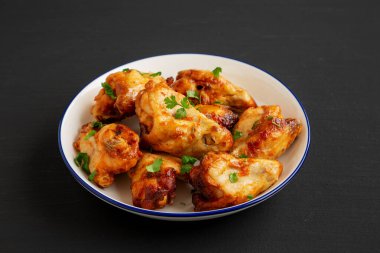 Tabakta maydanozlu ev yapımı ızgara tavuk kanadı..