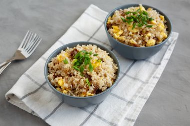 Ev yapımı domuz pastırmalı ve yumurtalı pilav..