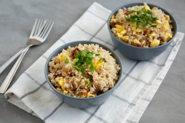 Ev yapımı domuz pastırmalı ve yumurtalı pilav..