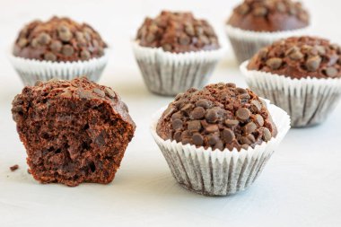 Gri arka planda ev yapımı Dark Chocolate Muffins. Yakın plan..