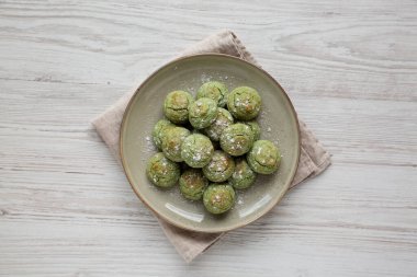Pistachio 'lu ev yapımı yumuşak Amaretti Kurabiyeleri. Dümdüz, tepeden, yukarıdan. 