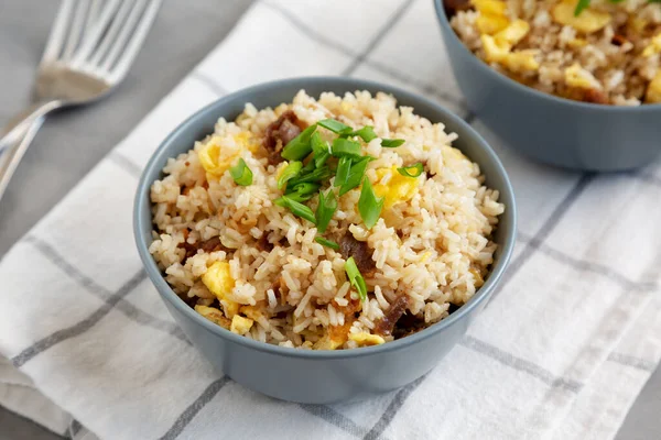 Hemlagad Fried Rice Med Bacon Och Ägg Skål Sidovy — Stockfoto