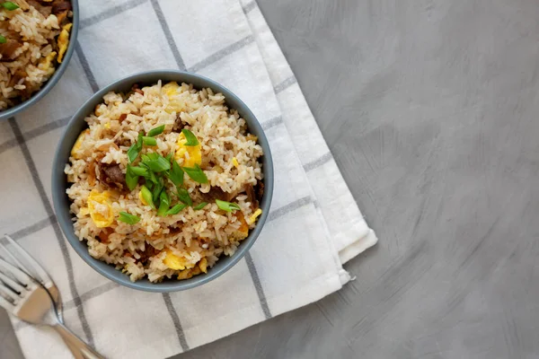 Hemlagad Fried Rice Med Bacon Och Ägg Skål Ovanifrån Platt — Stockfoto