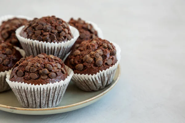 Muffins Chocolate Escuro Caseiros Uma Placa Visão Baixo Ângulo — Fotografia de Stock