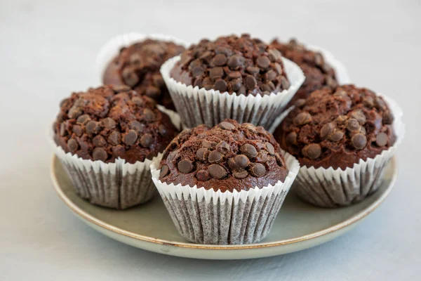Hausgemachte Dunkle Schokolade Muffins Auf Einem Teller Niedriger Blickwinkel — Stockfoto