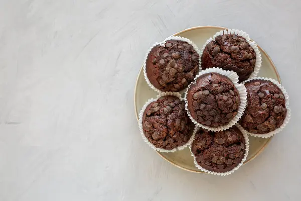 Tabakta ev yapımı Dark Chocolate Muffins, en iyi manzara. Yukarıdan, dümdüz yatıyordu. Boşluğu kopyala.