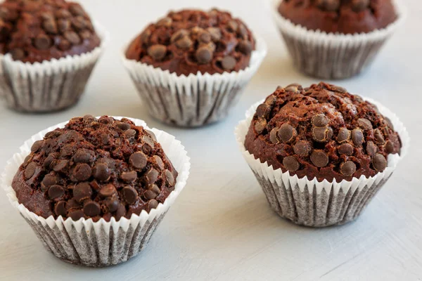 Hausgemachte Dunkle Schokolade Muffins Auf Grauem Hintergrund Seitenansicht Kopierraum — Stockfoto