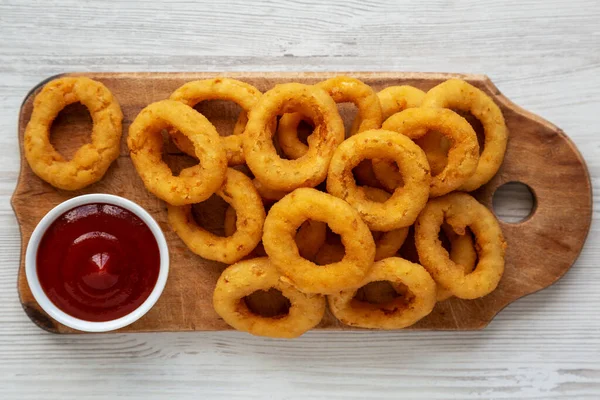 Hemlagad Krispig Deep Fried Onion Rings Med Ketchup Rustik Träskiva — Stockfoto
