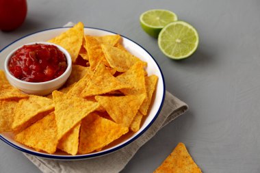 Ev yapımı Salsa Dip ve Barbekü Cipsleri Yemeye Hazır