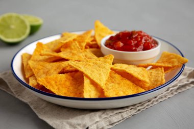 Ev yapımı Salsa Dip ve Barbekü Cipsleri Yemeye Hazır