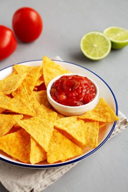 Ev yapımı Salsa Dip ve Barbekü Cipsleri Yemeye Hazır