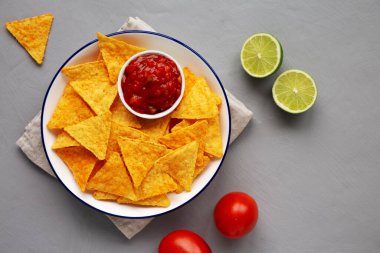 Ev yapımı Salsa Dip ve Barbekü Cipsleri Yemeye Hazır