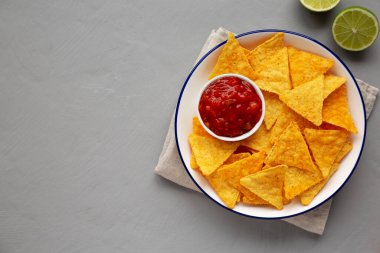 Ev yapımı Salsa Dip ve Barbekü Cipsleri Yemeye Hazır