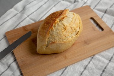 Ev yapımı organik buğday ekmeği yemeye hazır.