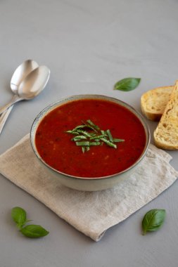 Ev yapımı fesleğen çorbası, yan manzara. Boşluğu kopyala.